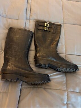 Chooka Black Croc-Embossed Rain Boots with Buckle Accent - size 9